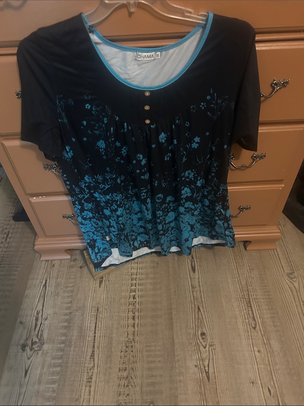 Short-Sleeve Scoop Neck Floral Tee in Teal and Black